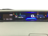 中央にデジタル表示のスピードメーターを配したハイブリット専用メーターになっています。左側のインフォメーション画面で燃費などの情報を確認できます。