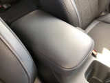 【アームレスト】運転時の疲労軽減にもなるアームレストがついています!