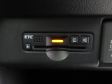 『ETC搭載』 高速利用時に便利なETCを搭載しております。高速道路での利用がスムーズになります!これで長旅も楽々♪納車時にセットアップをさせていただきますので、カードを差し込むだけでご利用いただけま