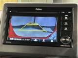 リバースギアに入れるだけで後方の表示へ切り替わります。夜間や雨の日の駐車も楽になりますよ。