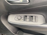 運転席側には、集合スイッチがあります.ドライバーは、ドアを、ロック&解除することや、助手席・後席のドアガラスを開閉することができたり出来る便利なスイッチパネルです。