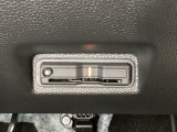 ハンドルの右下にETCがついています。高速道路の料金所の通過も楽々です!。 カードの取り出しもしやすい場所についています。