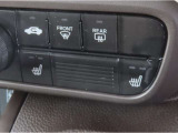 【シートヒーター(フロント左右席)】2段階で温度調節が可能なシートヒーターです。エアコンよりも早く温まるので、寒い日もカラダを温め、快適にドライブできます。