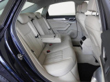 リアシートも足元広々です。長時間のドライブも快適にお過ごしいただけます。