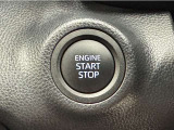 エンジンスタートボタンです。キーが車内にあれば、エンジンの始動・停止はブレーキを踏んでスイッチを押すだけ!キーを取り出す手間を省き、ワンプッシュでエンジンを操作するので簡単でスムーズです。