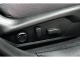 &rdquo;電動シートを装備。お客様に安全に運転頂けるよう座席の位置、座面の上げ下げやリクライニングの加減も細やかな設定を可能にしました。&rdquo;