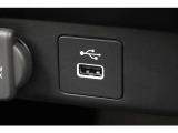 USBジャックも搭載。車内で音楽再生だけではなくスマートフォン等の機器へ充電可能です♪
