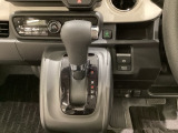 CVT車のセレクトレバーです。低速から高速まで、変速ショックのないスムーズな走りと、エンジン効率のよい領域を維持して燃費にも貢献します。サイドブレーキはスイッチ操作の電子制御パーキングブレーキです。