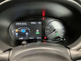 キックス専用のスピードメーターです。右側にアナログ式のスピードメーターです。左には車両状態やプロパイロットの状態を表示するファンクションモニターが装備されています。