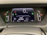 デジタル表示のスピードメーターとタコメーター、燃費やオドメーターなどの表示の他に、ホンダセンシング機能などの表示もできる多機能なマルチインフォメーション・ディスプレイです。
