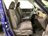 女性でも運転がしやすいように、シートの高さ調整機能(シートリフター)がついています。広い足元にゆったり座れるシートには肘掛も装備しており長距離の運転でも疲れにくいシートです。