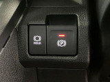 【電動パーキングブレーキ+オートブレーキホールド機能】 指先だけで簡単に操作が可能なパーキングブレーキ、スイッチを押すとブレーキペダルから足を離してもブレーキを保持できるオートブレーキホールド搭載。