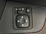 【電動格納ミラー】運転席のスイッチで、ドアミラーの開閉や角度の調整ができます。