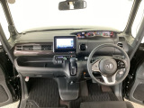 【前方視界】開放的な前方視界!運転がしやすく疲れにくいです♪窓が大きく、見通しがとっても良いおクルマですよ♪