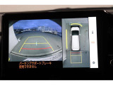 前後左右のカメラの映像を合成し、車を上から見たような視点のパノラミックビューモニター。後方の死角だけでなく左右や前方の障害物の発見もしやすくなります。