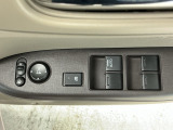 運転席のスイッチで全てのウィンドウの開閉操作を行うことができます。ロックボタンをONにしておくと、運転席以外のウィンドウは作動しないのでお子様を乗せているときなども安心ですね♪