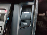 電子制御パーキングブレーキは信号待ちでも便利。いつもより運転がラクになるはずです。