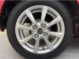 アルミホイール付き!「純正」なので車のデザインともマッチしています。お洒落は足元から。。。といいますから♪