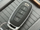 プロパイロットリモートパーキングです。車外からの操作で車を前後に移動させることができます。