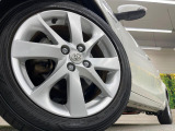 【純正アルミホイール】外観にマッチした純正アルミホイールを装着しております。各種社外アルミホイールや、スタッドレスタイヤも取扱いしております。是非ご相談ください♪