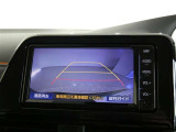 バックガイドモニター付き。車両後方の映像をナビ画面に表示し、駐車などの後退操作をサポートします。