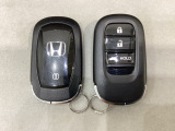 スマートキーを装備しています。鍵を差し込むことなくドアロックの開け閉めと、スタートボタン操作でのエンジンスタートができます。ボタン操作でトランクが開けられる電動テールゲートのボタンもついています。