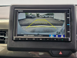 駐車時の安全確認をサポートするバックカメラも使用できます。インターナビで様々な情報を得ることもできます。