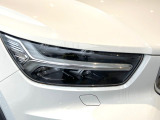 【LEDヘッドライト】明るく眩しいハイビームを先行車や対向車に照射しないオートハイビームを備えたLEDヘッドライト。北欧神話に登場するトールハンマーをモチーフにした、一目でボルボとわかるデザイン。