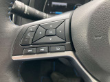 ステアリングの左側に、オーディオの操作ができるスイッチを装備しています。ハンドルから手を離さず操作できて便利です。