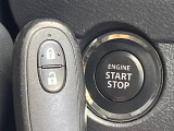 【キーレススタートシステム】カバンやポケットに入れたままでもドアの施錠・解錠が可能なスマートキーを装備。エンジンのオン・オフ時もカギを取り出す必要が無いからとっても便利です♪