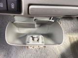 すぐに手が届く位置にあるため、メガネケースやスマートフォン、ハンドタオルなど、よく使うものを置くのに便利です。