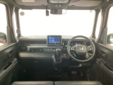 【前方視界】開放的な前方視界!運転がしやすく疲れにくいです♪窓が大きく、見通しがとっても良いおクルマですよ♪