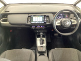 車内は光触媒抗菌消臭施工済です。インパネ周りはスタイリッシュなデザインです。グローブボックスやカップホルダーのほかにトレーなどたくさんの収納スペースが付いています。