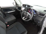 シンプルで使いやすいデザインの運転席です。