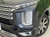 【LEDヘッドライト】悪天候や夜間走行時も良好な視界を確保し安心して運転できる高輝度LEDヘッドライトを装備!点灯速度が早く、消費電力も抑えられています。