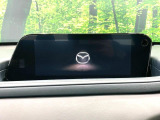 【8.8インチマツダコネクト】車内の雰囲気にマッチした大型のディスプレイ。スマホ接続でのナビ使用やBluetooth再生等、様々な機能が楽しめます。直感的なダイヤル操作が可能で、使い勝手も良好です。
