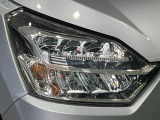 【LEDヘッドライト】悪天候や夜間走行時も良好な視界を確保し安心して運転できる高輝度LEDヘッドライトを装備!点灯速度が早く、消費電力も抑えられています。