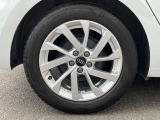 16インチ純正アルミホイール装備 全車両に標準装備の純正アルミホイールは、純正ならではのバランスの良いデザインと、走行安定性をお楽しみ頂けます。