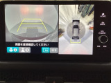 マルチビューカメラシステム搭載車です。お車の周囲を全方位でカバーします。後方・前方・両脇と、コンディションが悪い視界でもカラーモニターに映し出した映像がドライバーをサポートします。