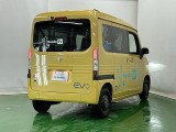 プライバシーガラスが装備されています。外を見るときには気にならずに、後方車両からは車内が見えにくくなってます