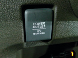 【POWEROUTLET】12V電源ソケットを設置しております。周辺機器の充電にご利用頂けます。