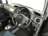 【運転席まわり】・・・ハンドルやシートなども隅々までクリーニング済み。キレイな車内でドライブがより一層快適にお楽しみいただけると思います。