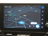 ディスプレイオーディオ(コネクティッドナビ対応)PLUS搭載。T-Connectご契約で2028年2月まで無償で利用できるナビ(期限到来後は有償)と、解約後も利用できる車載ナビが搭載されています。