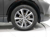 純正のアルミホイールを装備しております。タイヤサイズは225/60R18です。
