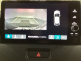 バックでの車庫入れも安心です! リアカメラが付いているバックモニター付のナビディスプレーを装備しております。操作線もついており距離感も画面から確認できます。