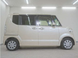 リアには左右スライドドアを採用。狭い駐車場でも開閉しやすく、強風の日でもドアが煽られにくくなっております。小さなお子さまやご年配の方も安心して乗り降りできます。