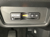 ハンドルの右下にETC2.0がついています。高速道路の料金所の通過も楽々です!。 カードの取り出しもしやすい場所についています。