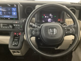【ハンドル】運転にかかわる様々な操作を安全に行えるように視点移動が少なく操作性に配慮されたスイッチ類が凝縮されたコックピットです。
