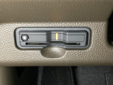 ハンドルの左下にETCがついています。高速道路の料金所の通過も楽々です。 カードの取り出しもしやすい場所についています。
