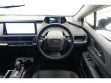 スポーティームード溢れる運転席周りですね。 クイックなドライビングに対応できるよな運転席回りになっています。 ドライブがますます楽しくなりますね!